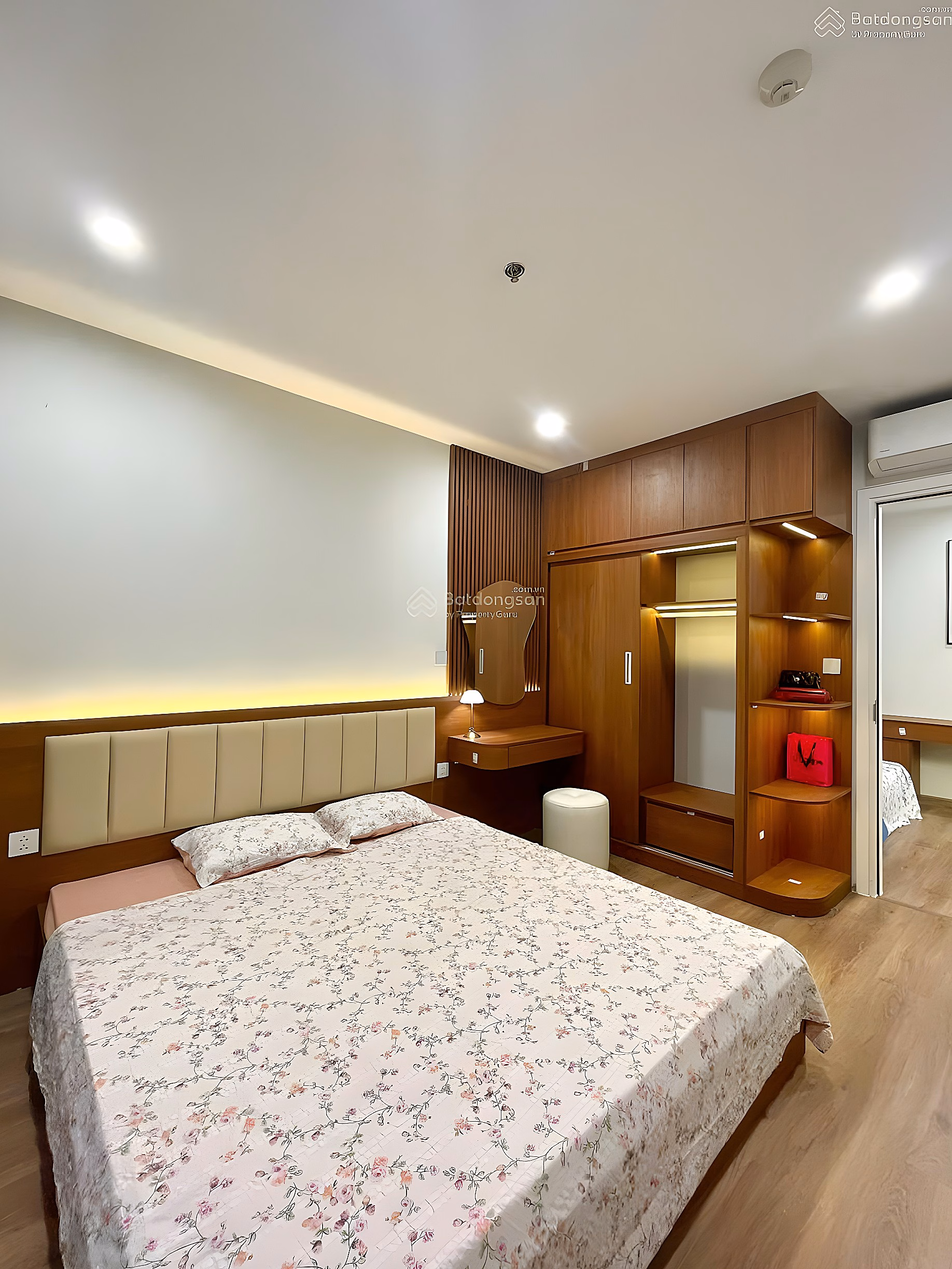 The owner offers to sell a 2-bedroom apartment with an area of ​​64.5 square meters, middle floor, fully furnished, price 5.7 billion, negotiable