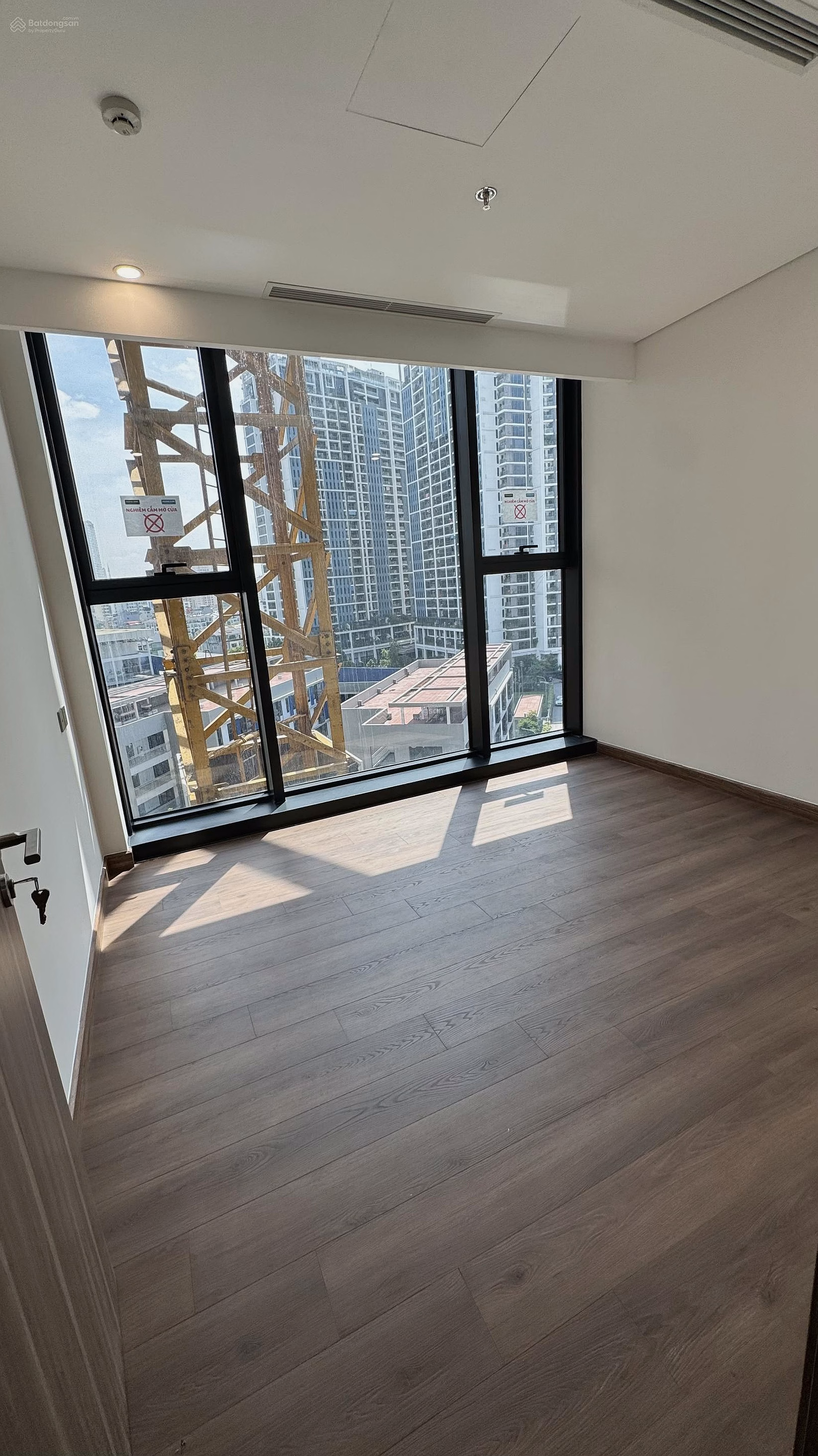 Only 1 apartment of 82m2 designed with 2 bedrooms + for sale, priced at 7.68 billion including fees, 300 million cheaper than TT, axis D05 with lake view