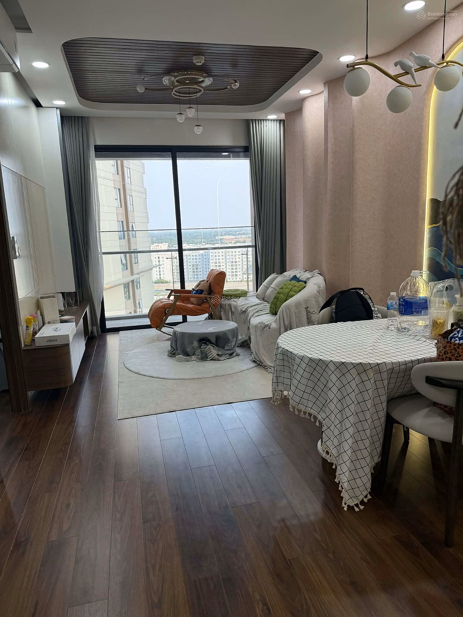 Selling Akari P2 Block NEO apartment, 80m2 2 bedrooms 2 bathrooms. The house is fully furnished with brand new furniture and the Red Book is available. Contact 0909 948 ***