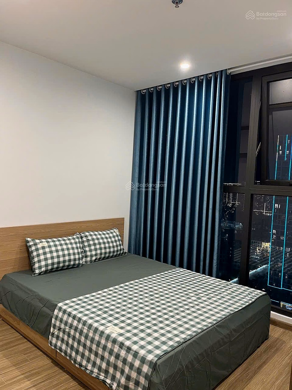 The owner is selling a 2N, 2WC apartment, fully furnished, with red book for P1 Pavilion building, best price on the market