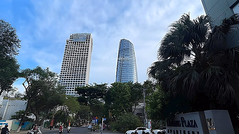 Da Nang Plaza apartment for rent with 3 bedrooms, corner unit, high-class furniture