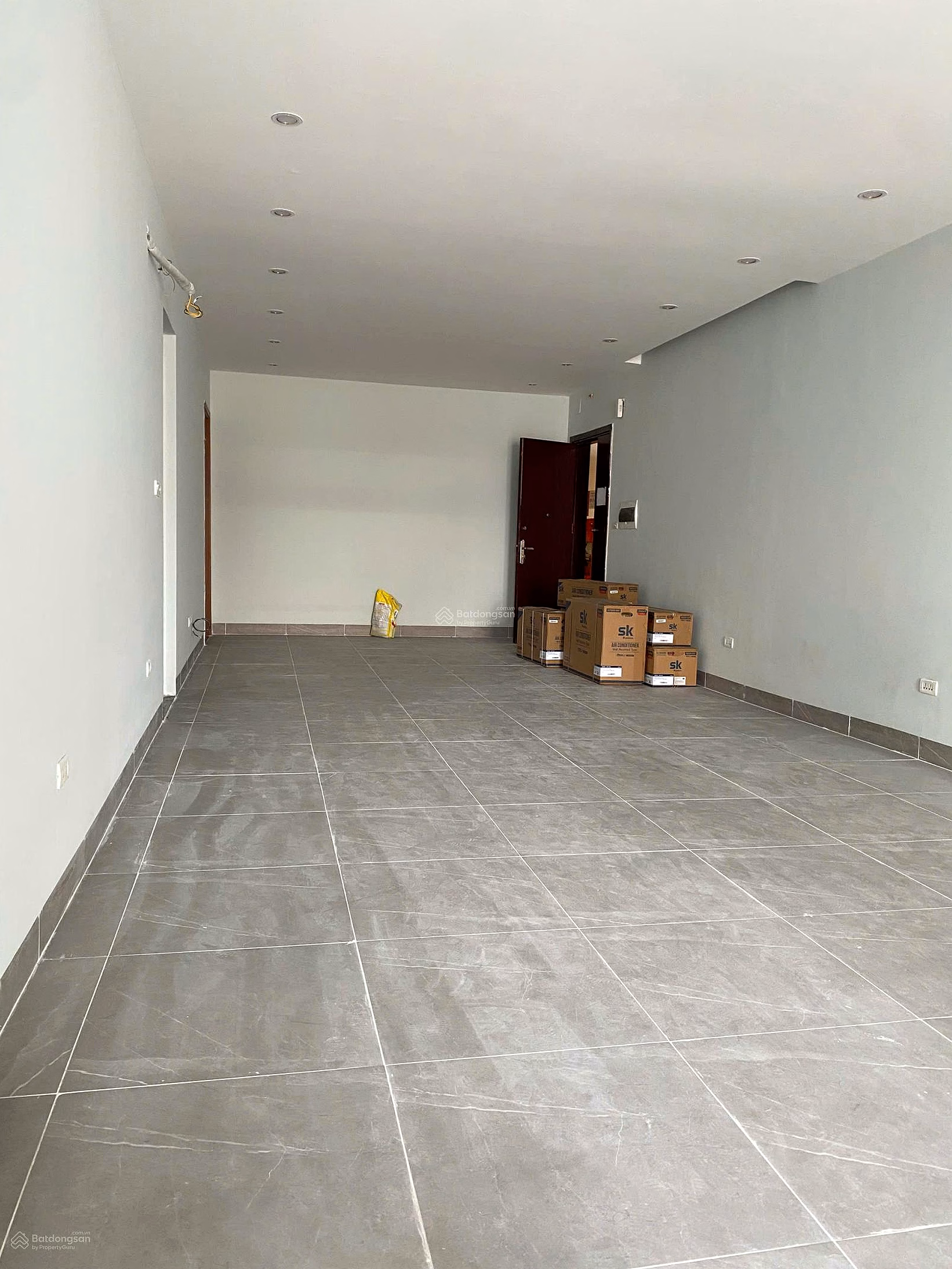 The owner leases apartment B1-18 100m2 at My Son apartment building***