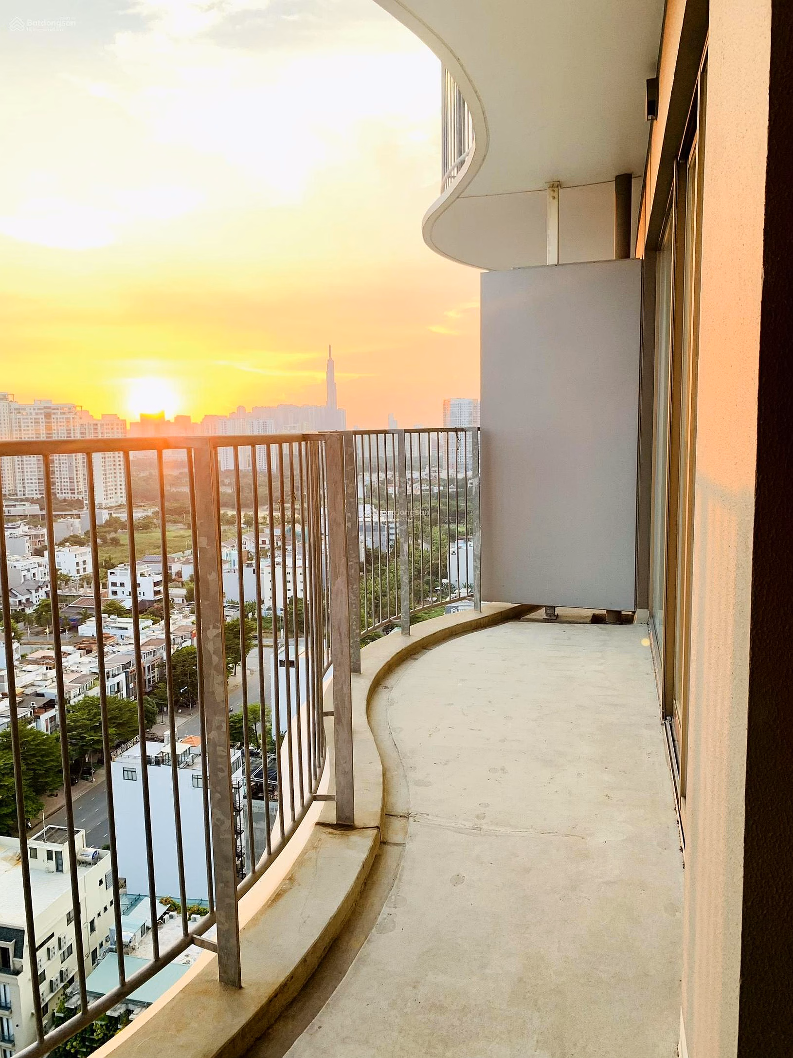 Duplex apartment for rent on high floor with beautiful view, price 35 million/month