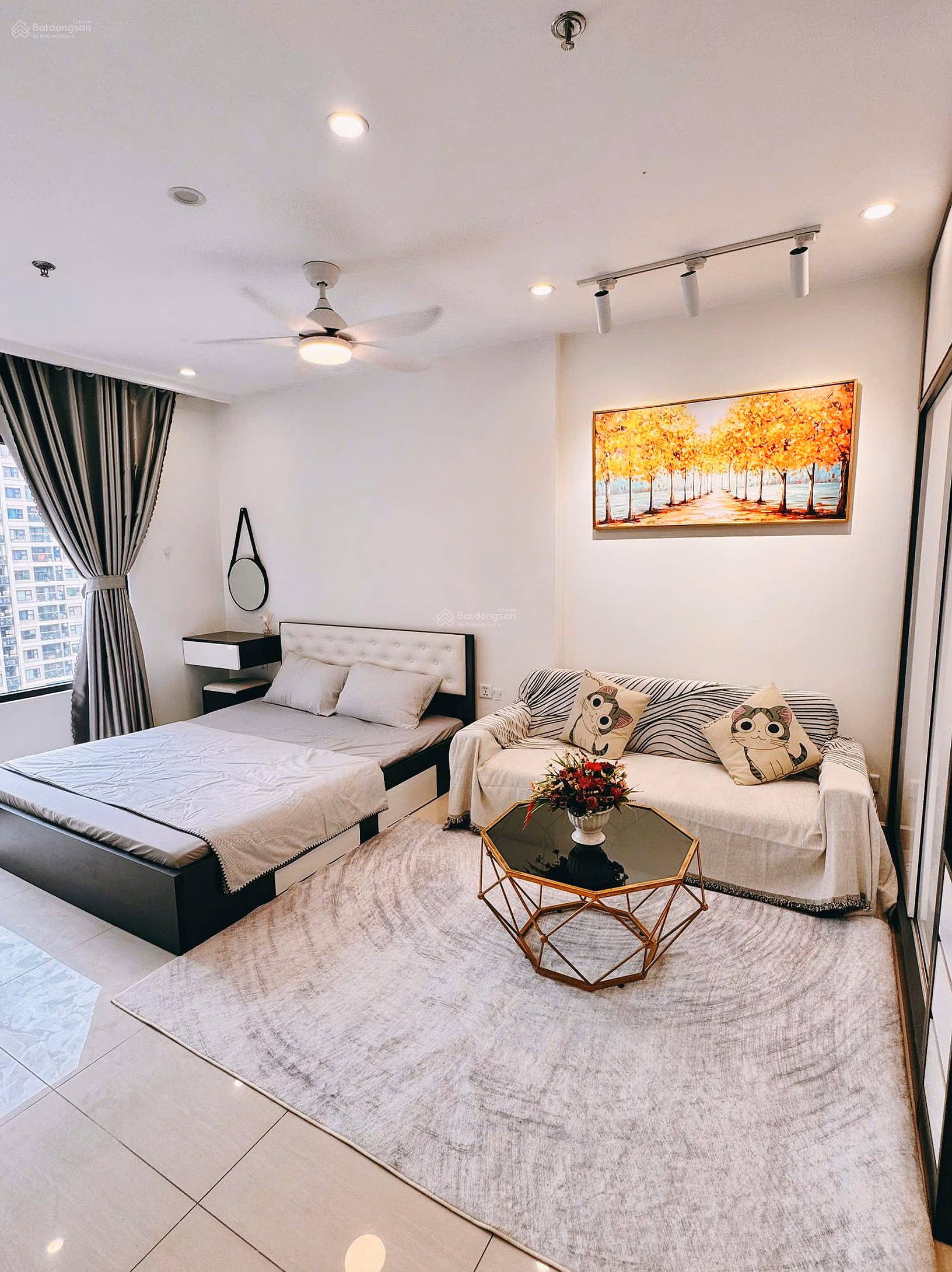 Urgent sale: Studio 31.8m2, 2.3 billion, full of quality furniture, near lake, Southeast, Vin Smart City, reduced by another 100 million