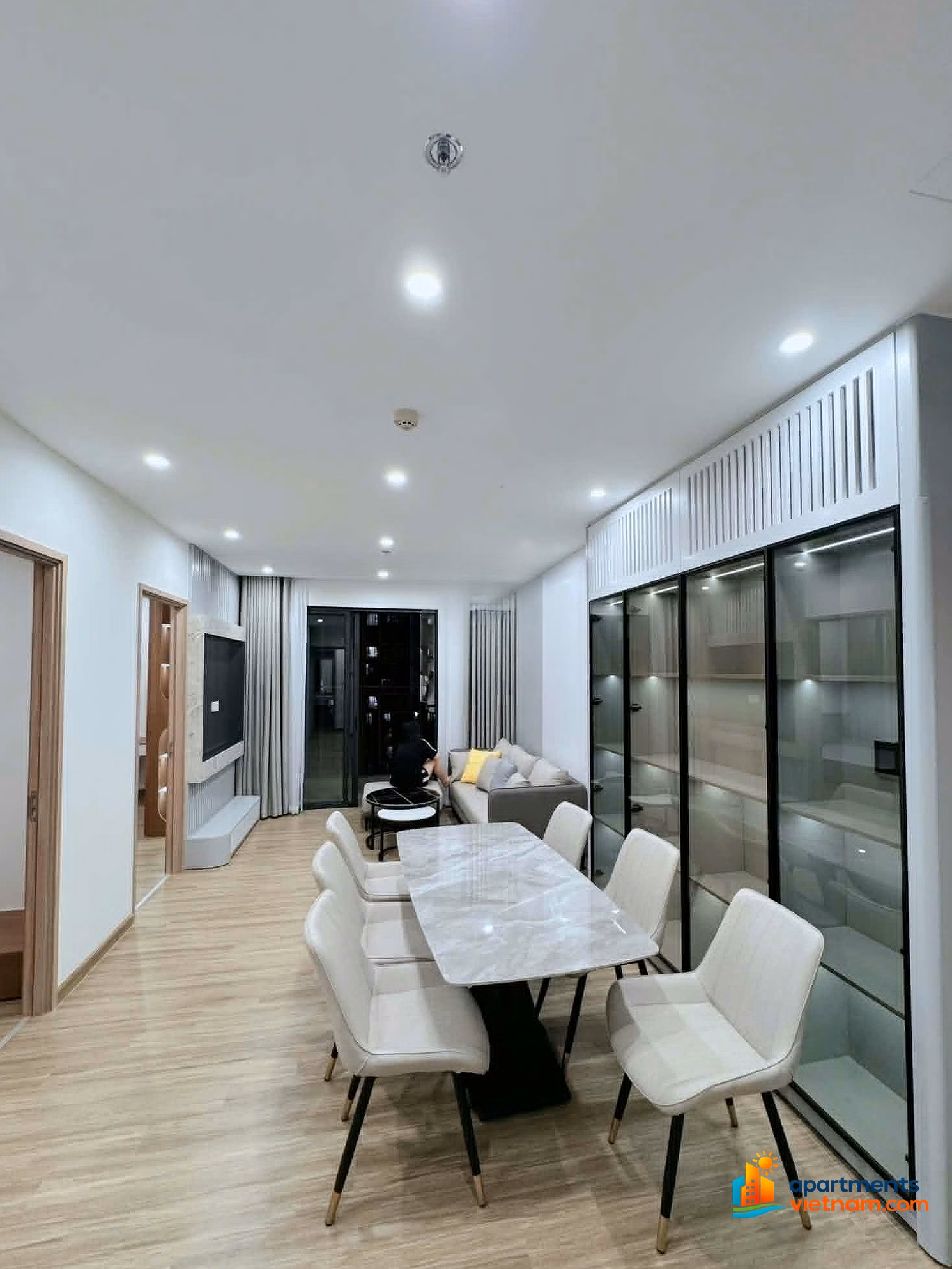 The owner needs to sell a 3-bedroom apartment of 80m², TC2 building, floor 2212, Vinhomes Smart City. Price 7.1 billion including fees