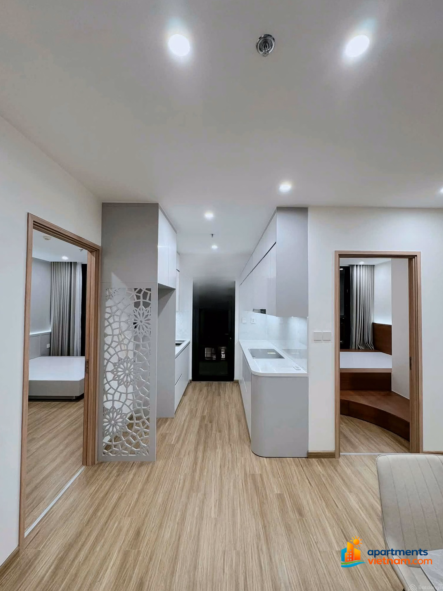 The owner needs to sell a 3-bedroom apartment of 80m², TC2 building, floor 2212, Vinhomes Smart City. Price 7.1 billion including fees