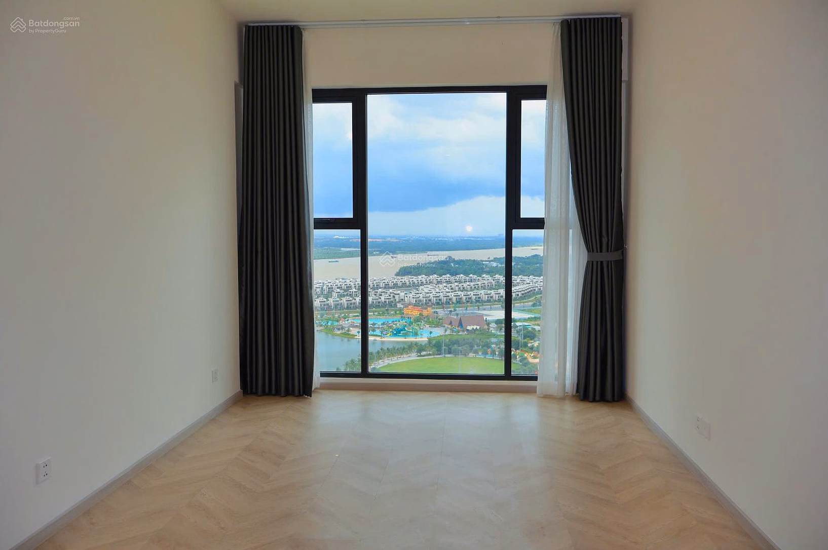 3 bedrooms, 2 bathrooms, view of beauty queen, building C - Selling for 8.9 billion, all inclusive - 30th floor, fireworks view - Masteri Center Point