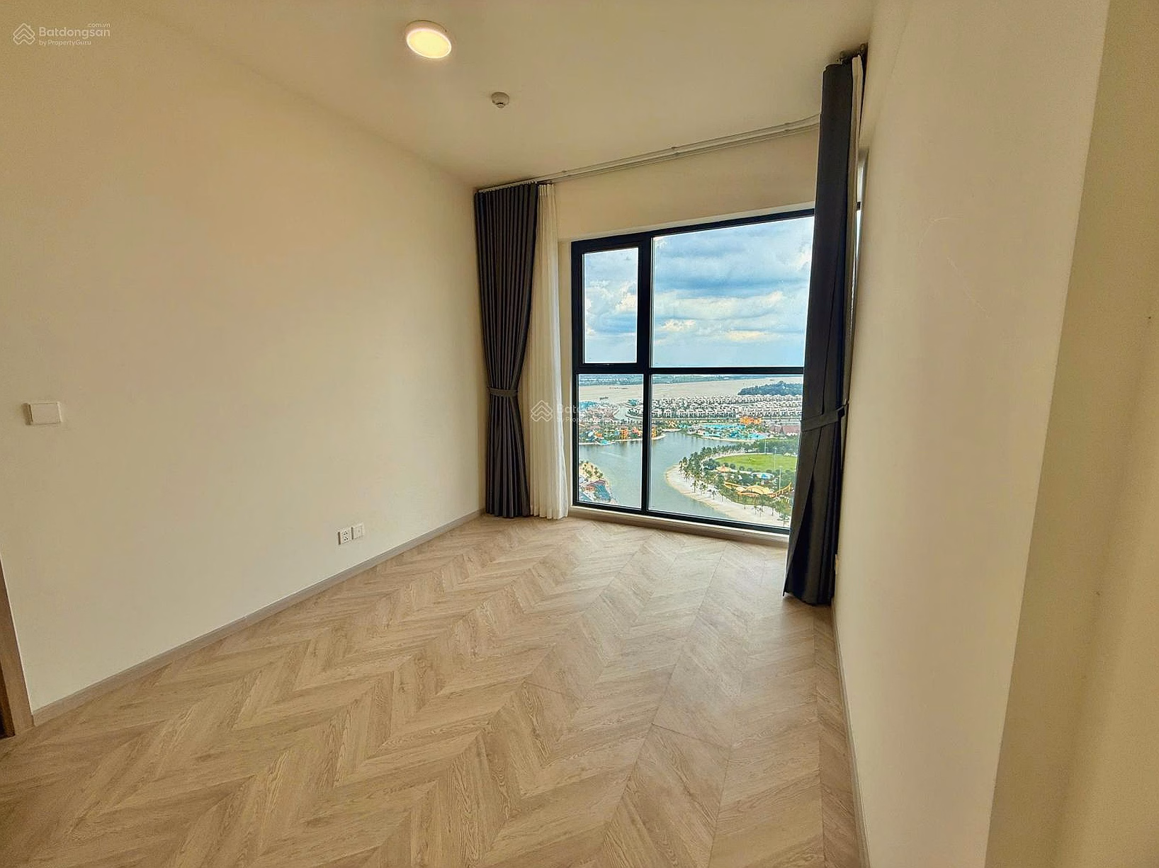 3 bedrooms, 2 bathrooms, view of beauty queen, building C - Selling for 8.9 billion, all inclusive - 30th floor, fireworks view - Masteri Center Point