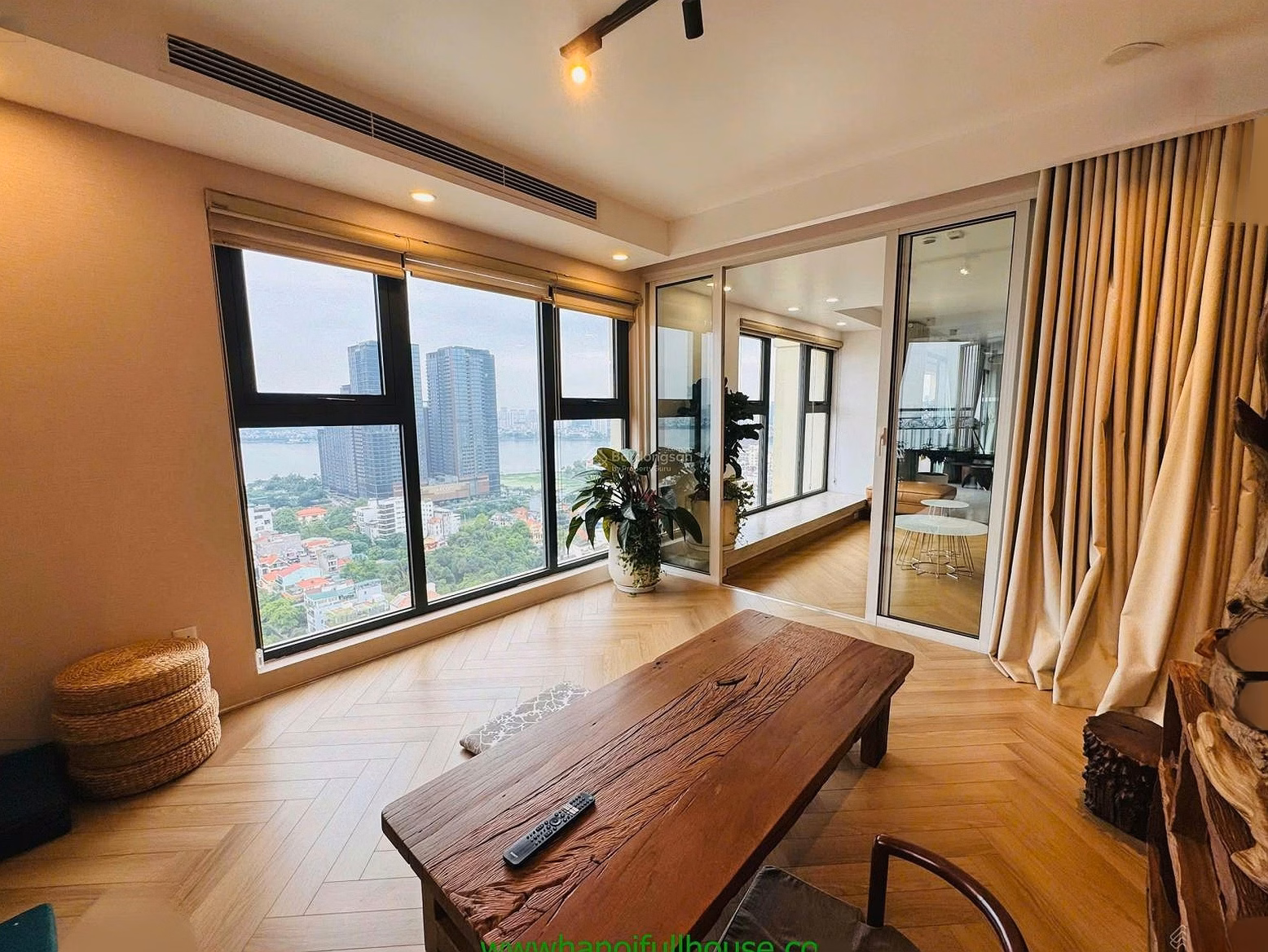 The apartment is 310m2, has 3 bedrooms, has West Lake view, fully furnished in building D'. Le Soleil Xuan Dieu