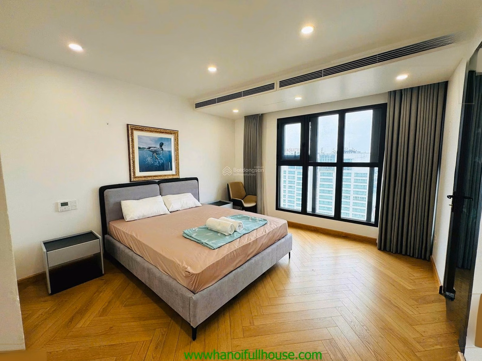 The apartment is 310m2, has 3 bedrooms, has West Lake view, fully furnished in building D'. Le Soleil Xuan Dieu