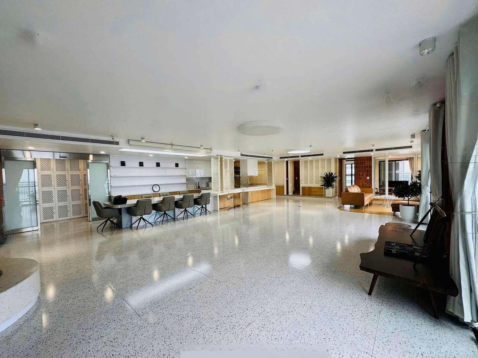 The apartment is 310m2, has 3 bedrooms, has West Lake view, fully furnished in building D'. Le Soleil Xuan Dieu