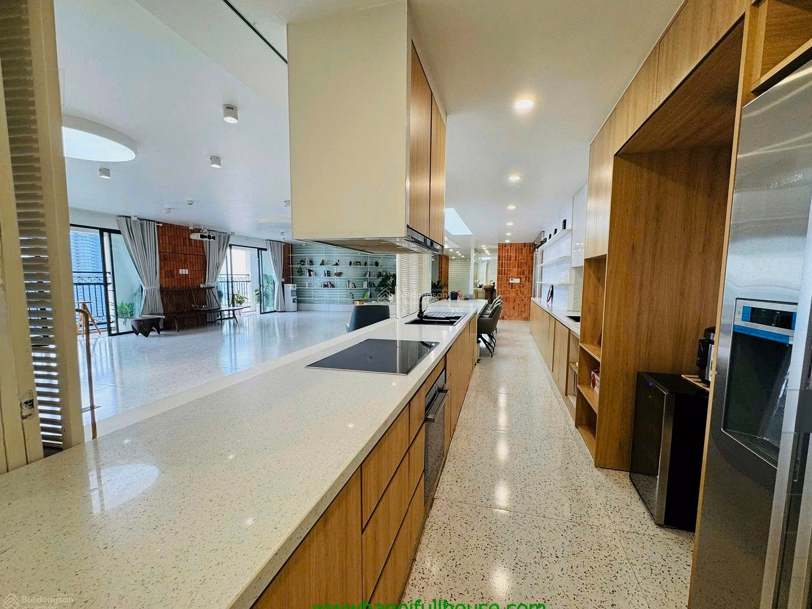 The apartment is 310m2, has 3 bedrooms, has West Lake view, fully furnished in building D'. Le Soleil Xuan Dieu