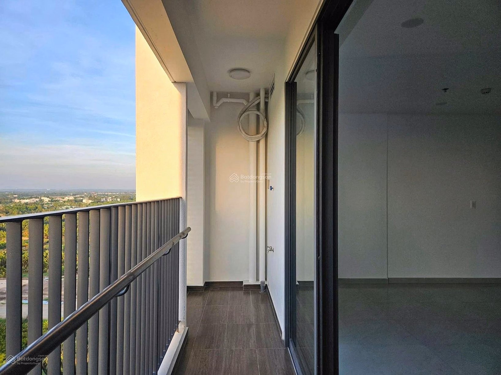 Selling 3 bedroom + 3 bathroom apartment at MT Eastmark City Apartment, very good price 4.8 billion, 100m2