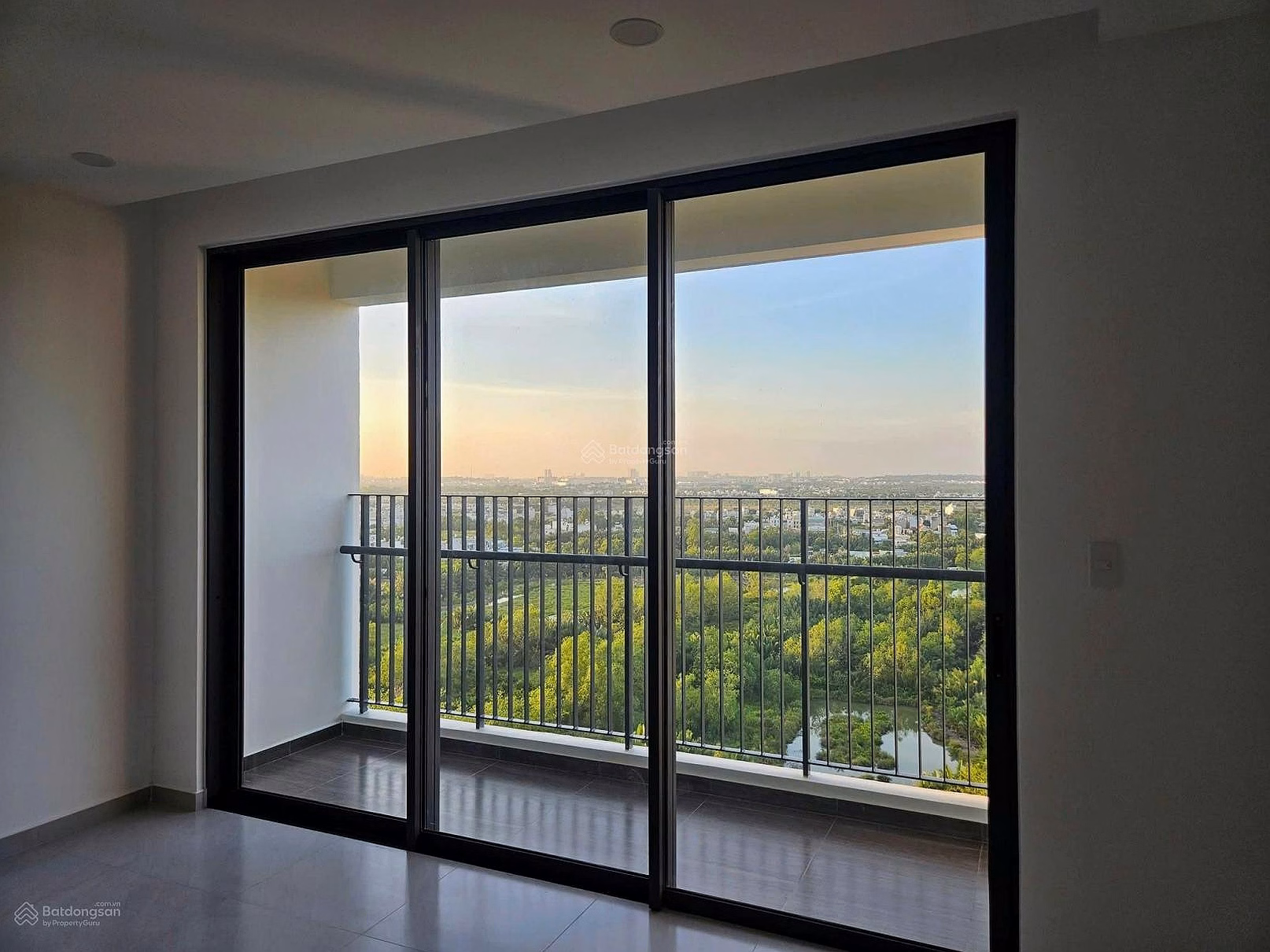 Selling 3 bedroom + 3 bathroom apartment at MT Eastmark City Apartment, very good price 4.8 billion, 100m2
