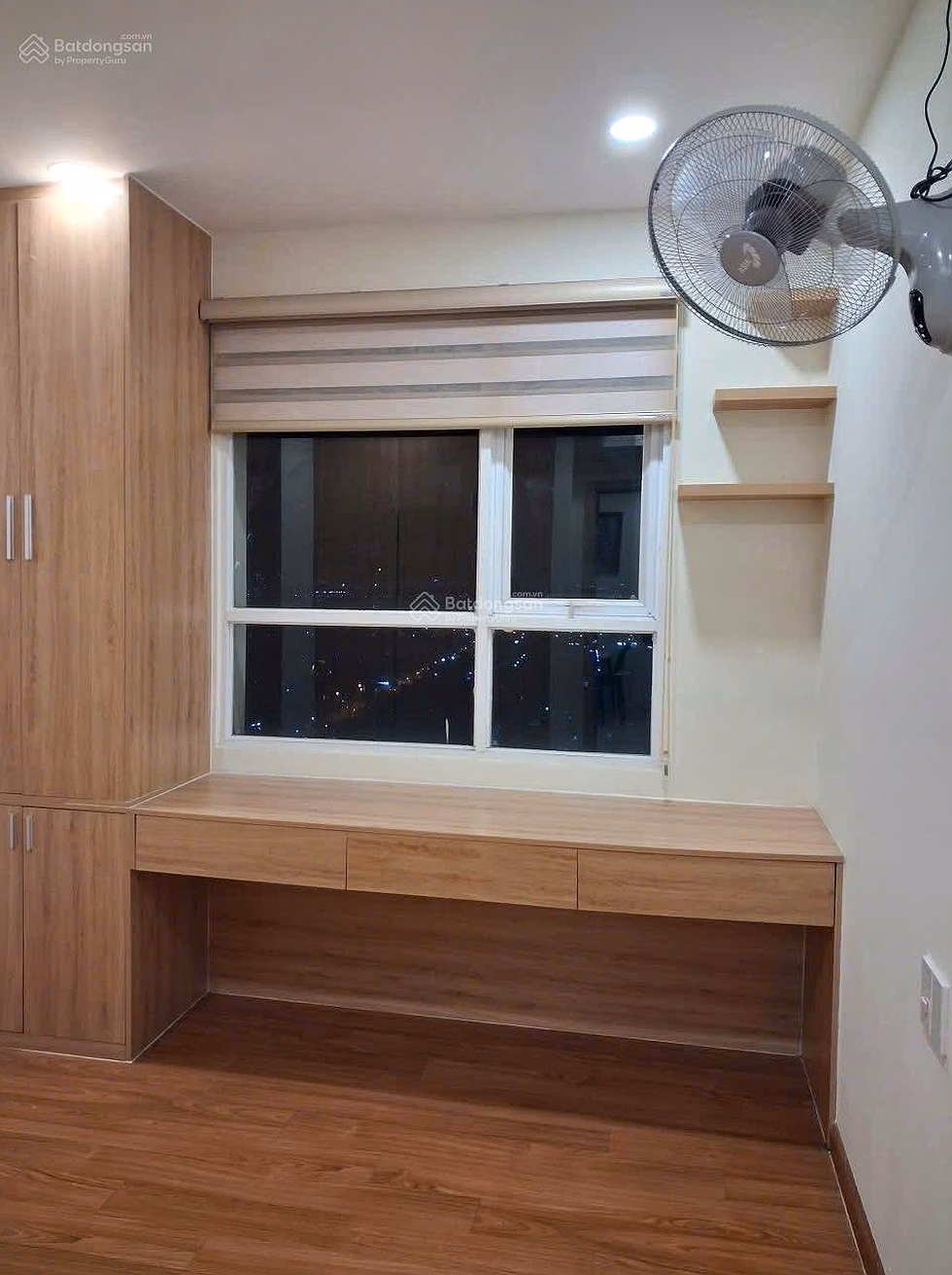 The owner consigned the 62m² apartment; There is furniture. The house is very new; Only 2,420 billion. Contact Huong 0909 086 ***