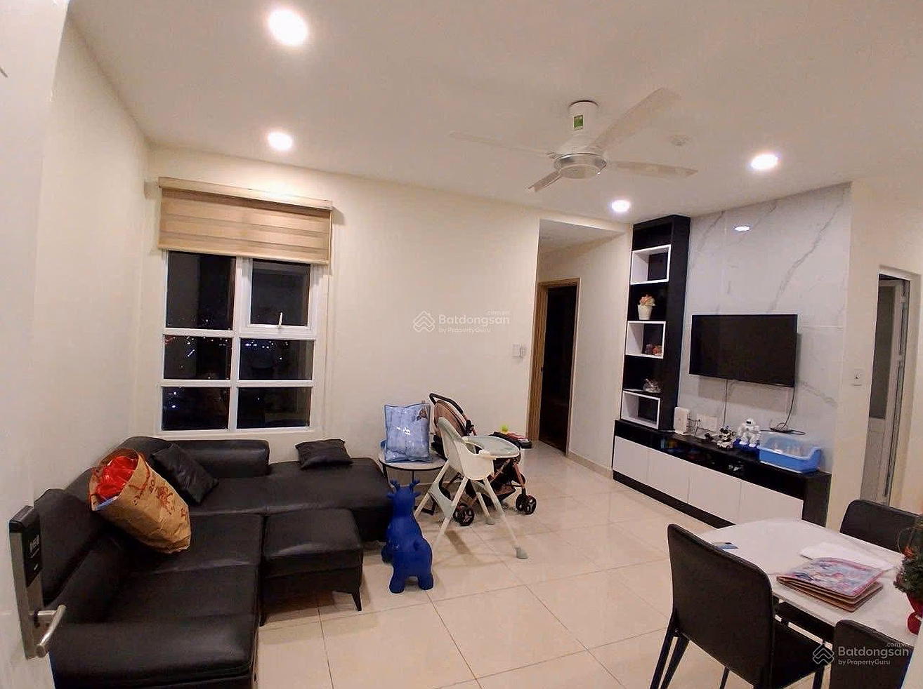 The owner consigned the 62m² apartment; There is furniture. The house is very new; Only 2,420 billion. Contact Huong 0909 086 ***