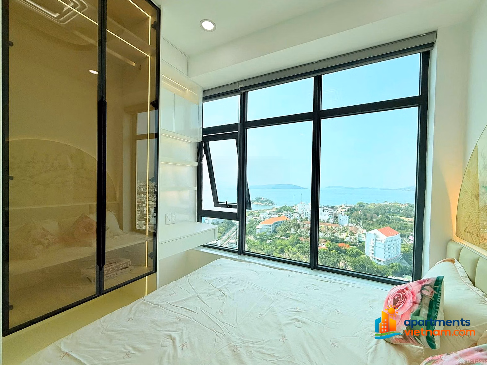 Urgent sale of apartment on the 26th floor with a diagonal view of the sea, drink coffee watching the sea in the morning, and watch the street lights up at night