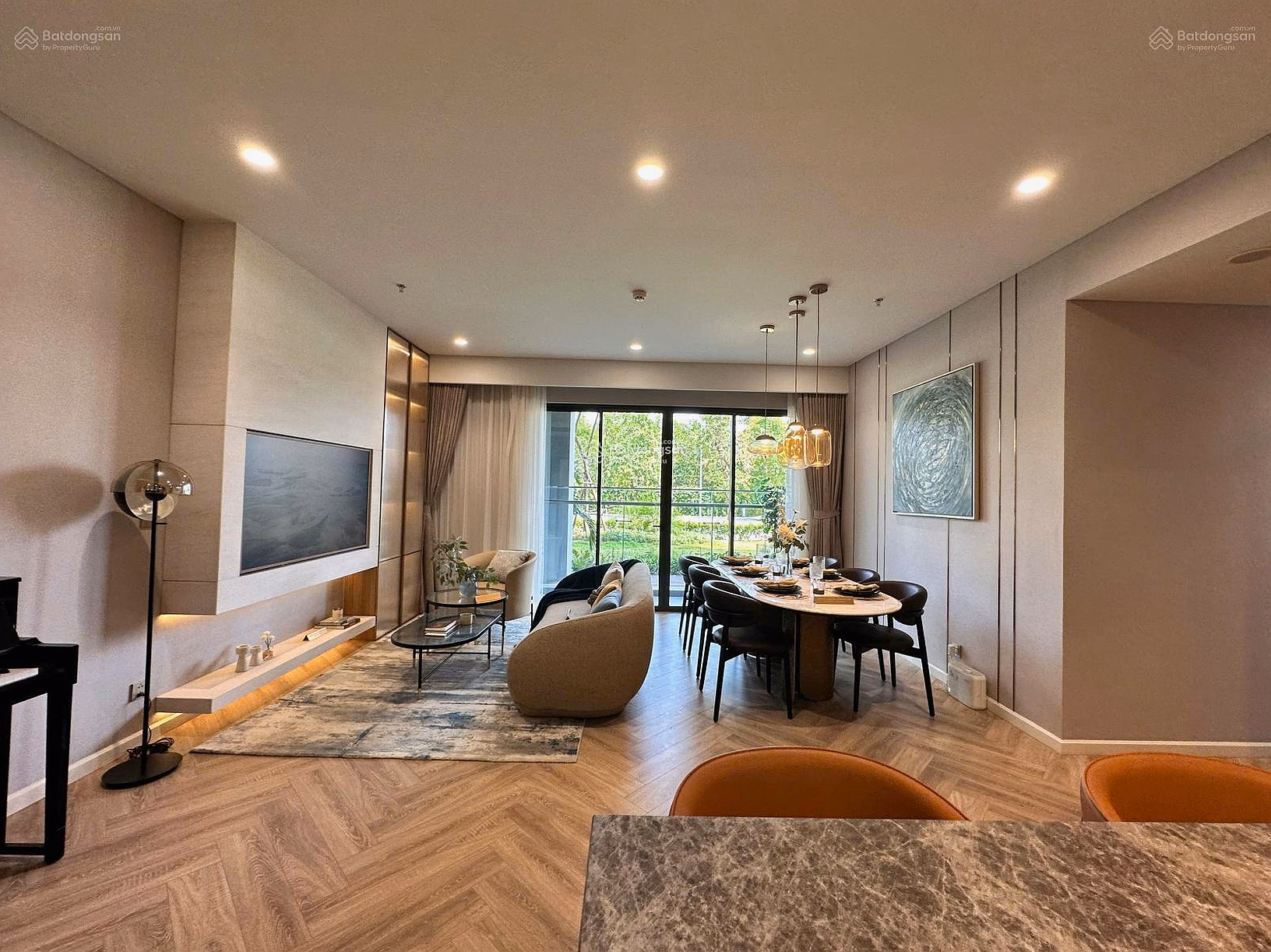 Selling a super 3 bedroom luxury apartment at Vinhomes Cao Xa La, foreign exchange apartment with good policy price