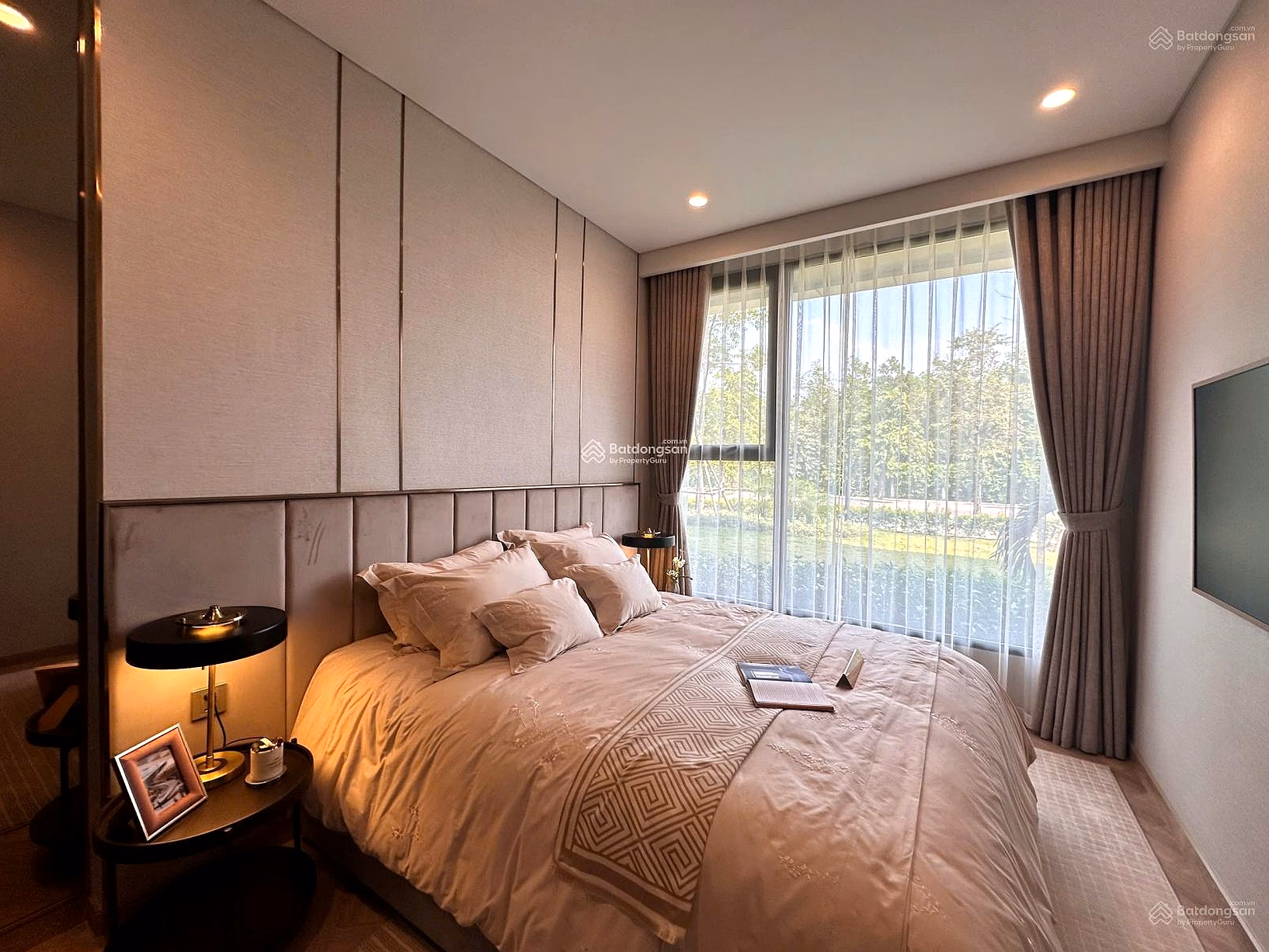 Selling a super 3 bedroom luxury apartment at Vinhomes Cao Xa La, foreign exchange apartment with good policy price