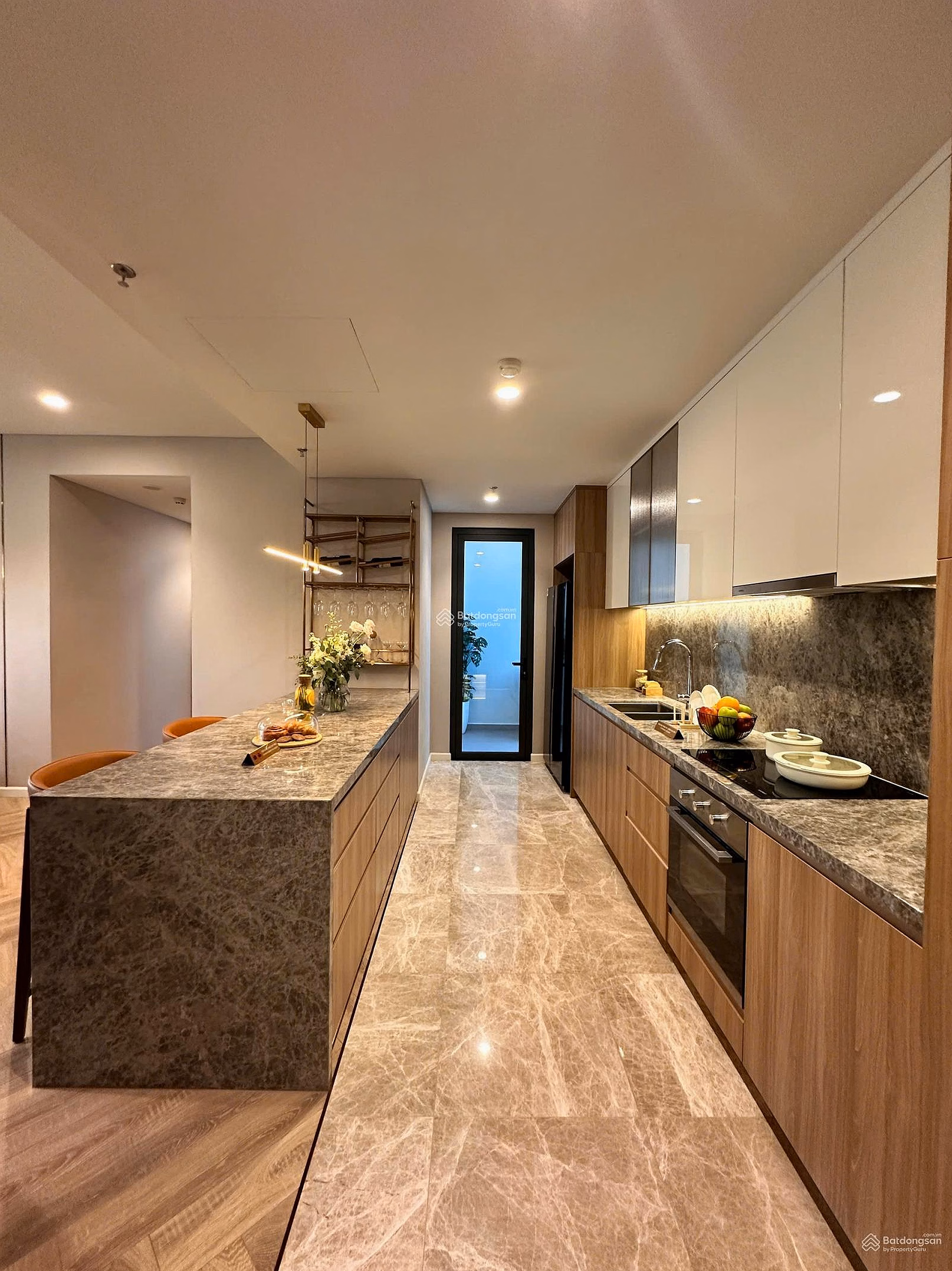 Selling a super 3 bedroom luxury apartment at Vinhomes Cao Xa La, foreign exchange apartment with good policy price