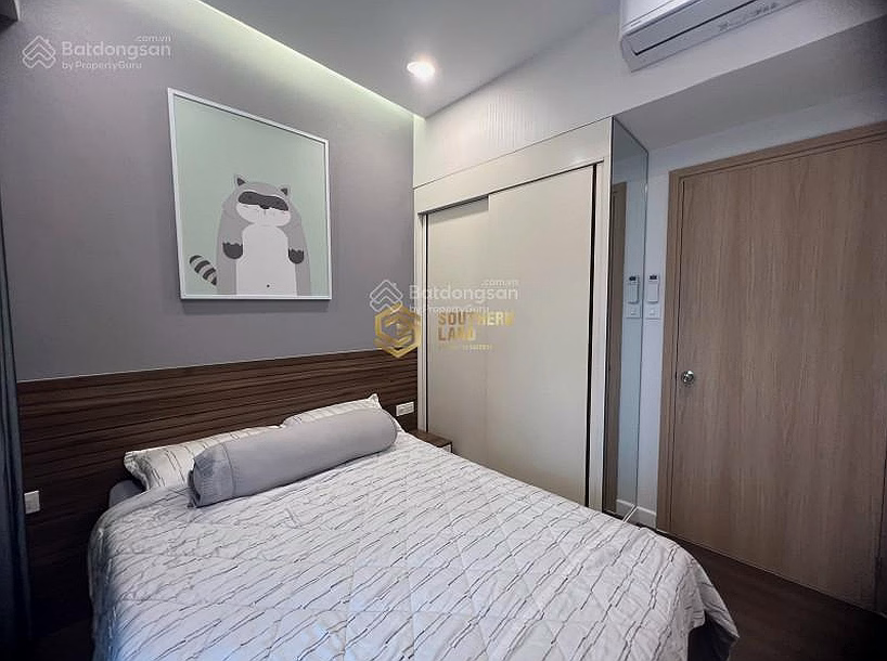 The owner offers to sell a 2BR, 2WC apartment on a high floor with a beautiful view of The Sun Avenue, available at a very shocking price of 7 billion
