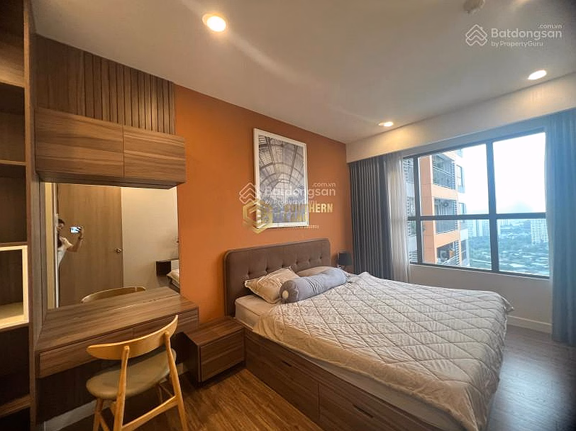 The owner offers to sell a 2BR, 2WC apartment on a high floor with a beautiful view of The Sun Avenue, available at a very shocking price of 7 billion
