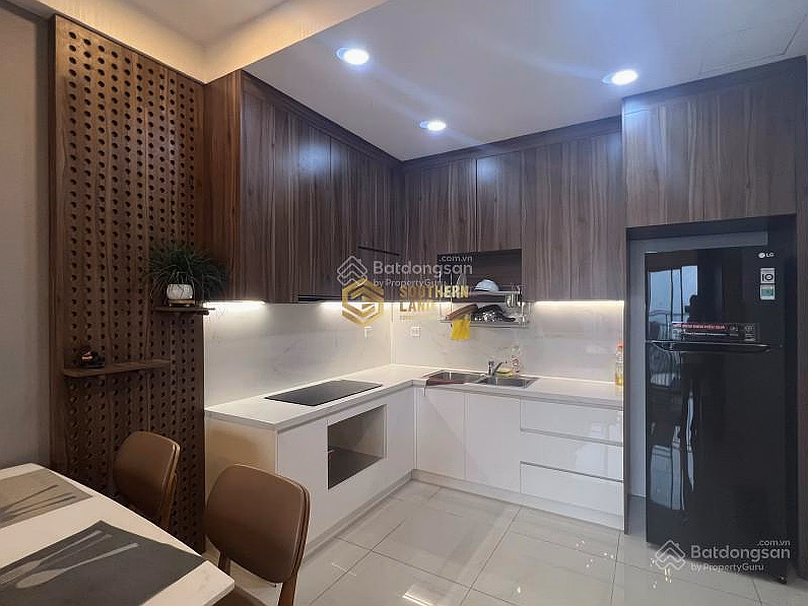 The owner offers to sell a 2BR, 2WC apartment on a high floor with a beautiful view of The Sun Avenue, available at a very shocking price of 7 billion