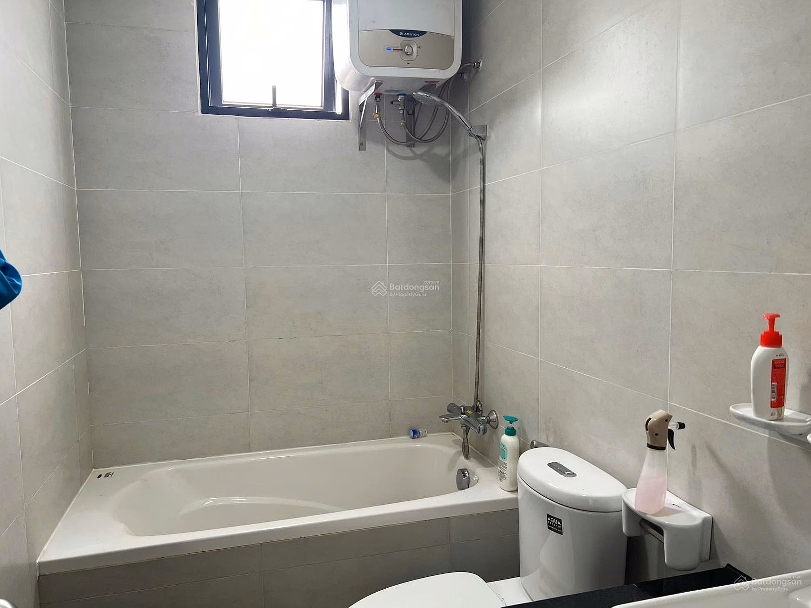 Selling a 2 bedroom, 2 bathroom corner apartment in MP5 building with furniture