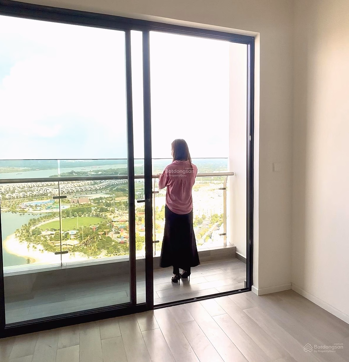 Selling 2 bedroom 2 bathroom apartment at good price at Lumiere Boulevard, 70m2, District 9, City. HCM