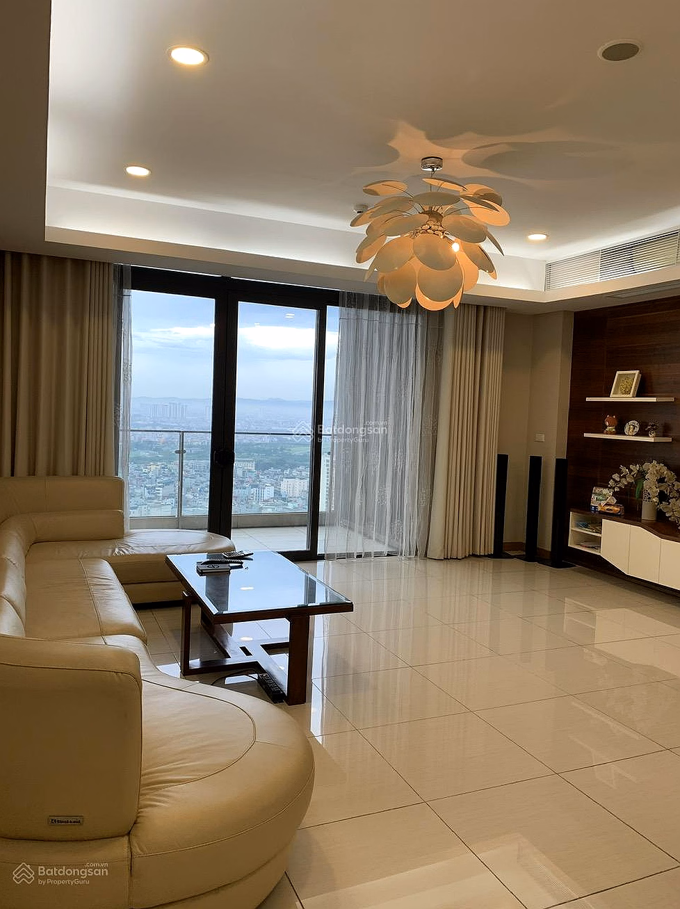 Super nice Penthouse 24T1 Trung Hoa Nhan Chinh, 274m2, design 5 bedrooms 3 bathrooms, fully furnished