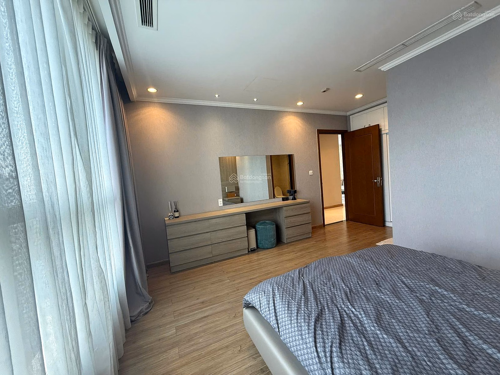 3 rooms for rent in Vinhomes Central Park, fully furnished, ready to move in - 0911 223 ***