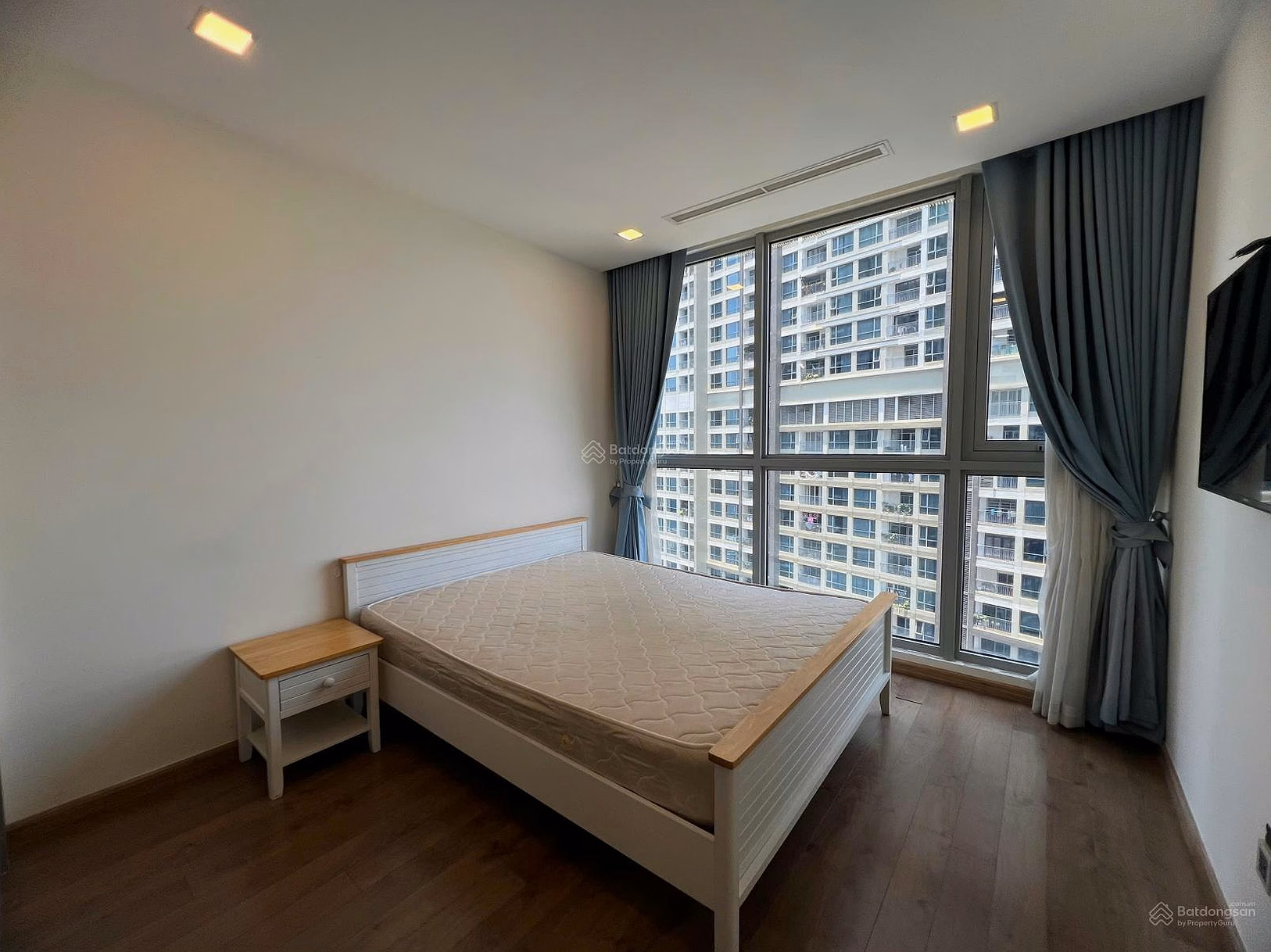 Vinhomes Central Park 2 bedroom apartment for rent, river view, ready to move in, 0911 223 ***
