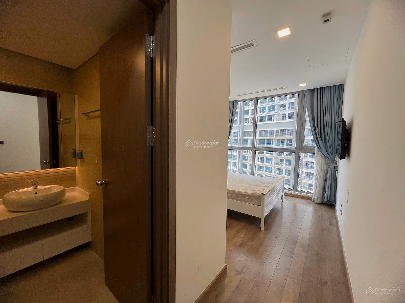 Vinhomes Central Park 2 bedroom apartment for rent, river view, ready to move in, 0911 223 ***