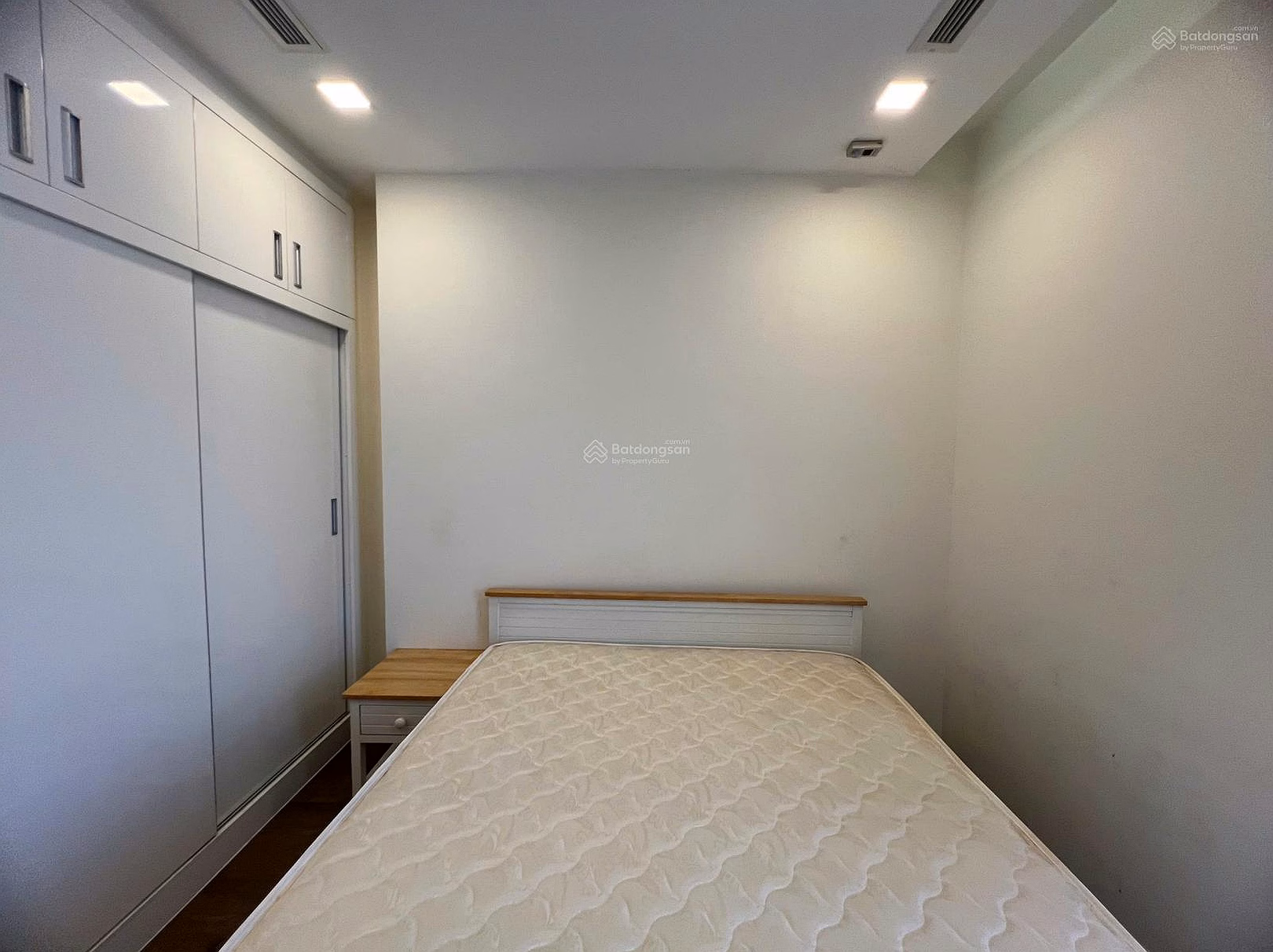 Vinhomes Central Park 2 bedroom apartment for rent, river view, ready to move in, 0911 223 ***