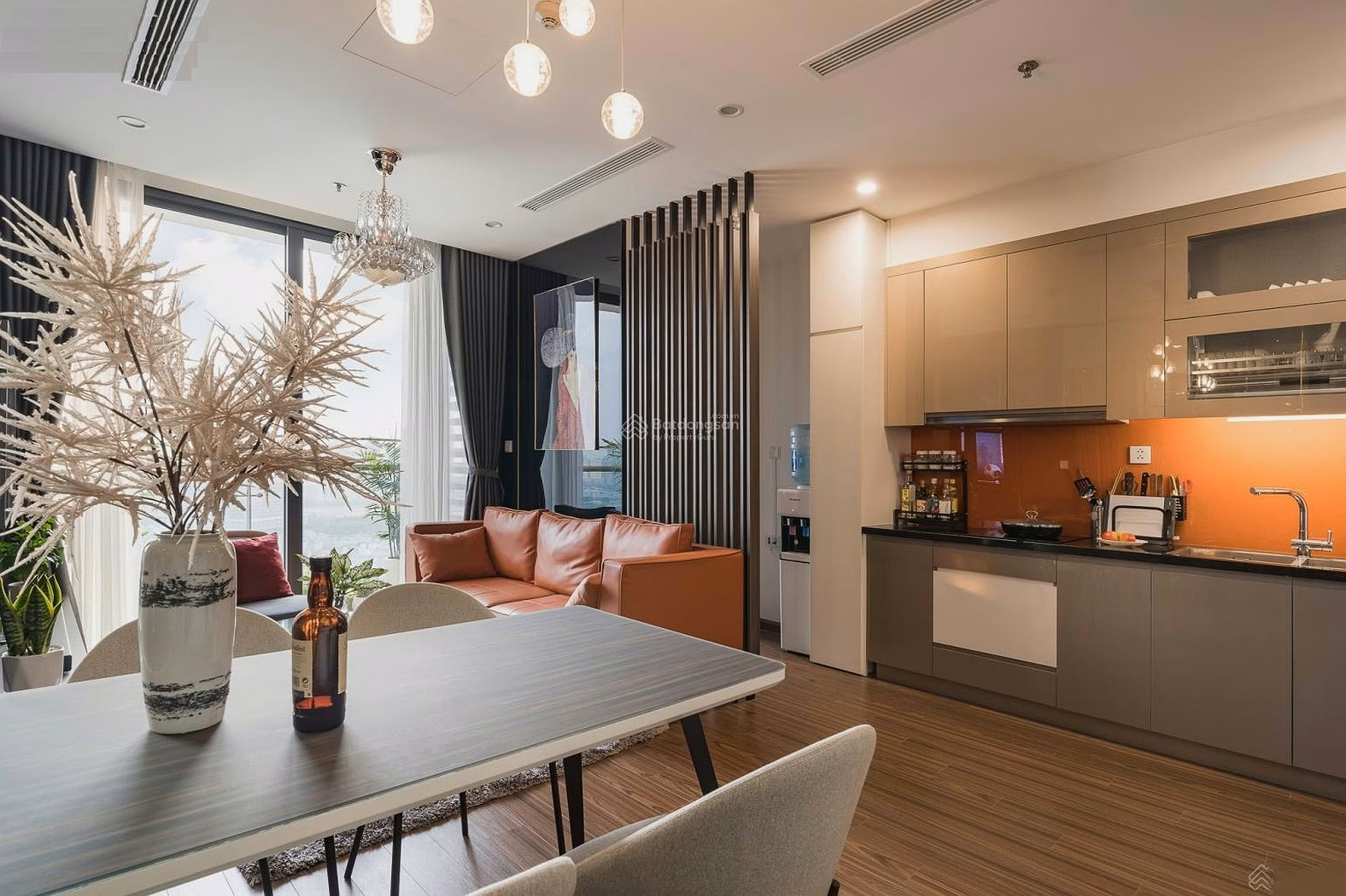 Watermark apartment for rent at 395 Lac Long Quan, 130m2, 3 bedrooms fully furnished, lake view, negotiable price.