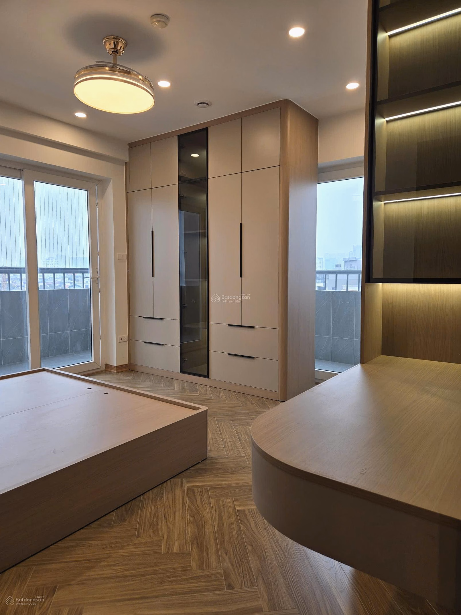I need to urgently sell luxury apartment N04 Udic Complex Hoang Dao Thuy, area 155m², fully furnished, 3 bedrooms, 2 bathrooms