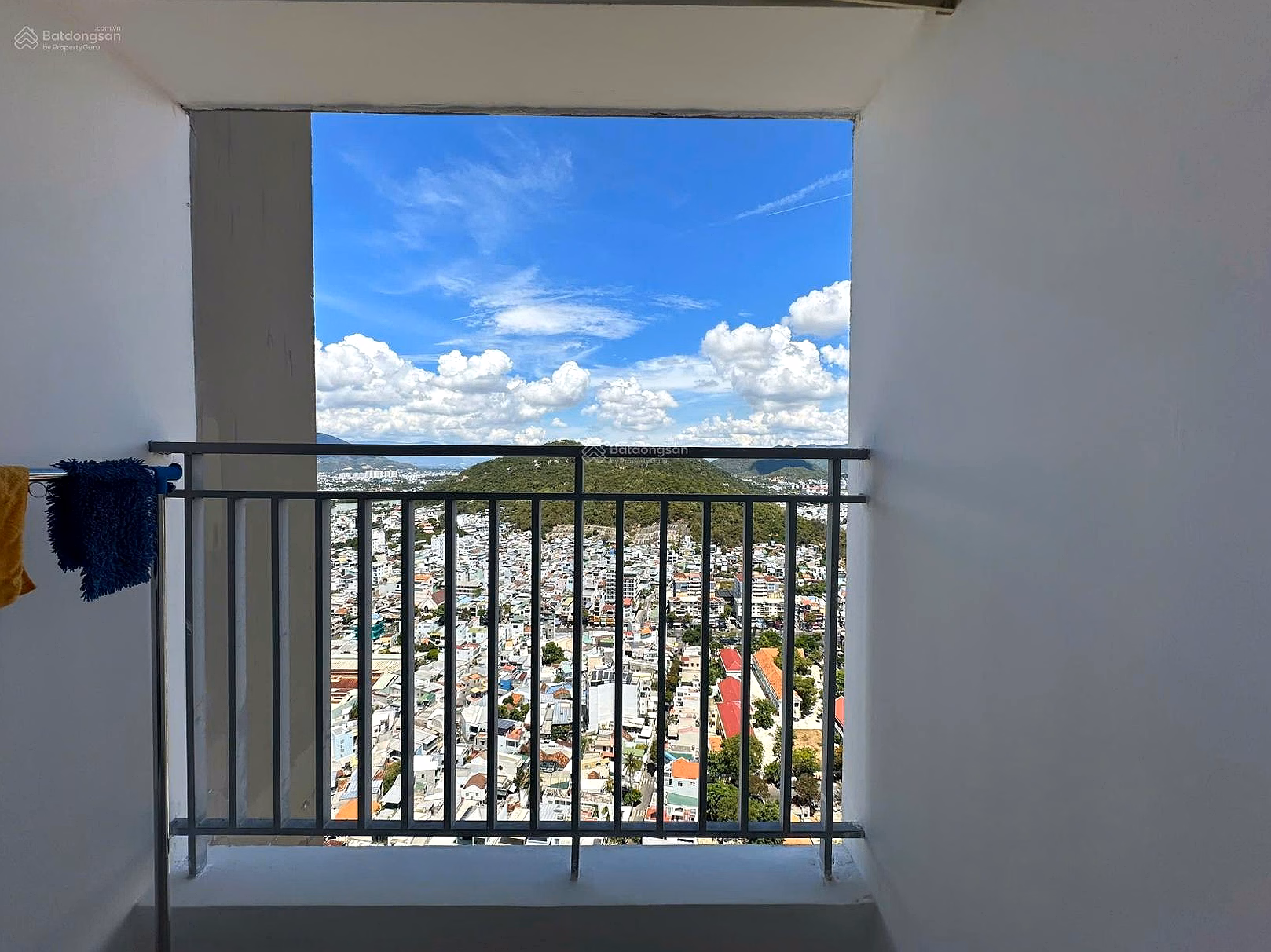 Super beautiful high-floor OC3 apartment near the beach, fully furnished at Muong Thanh Vien Trieu