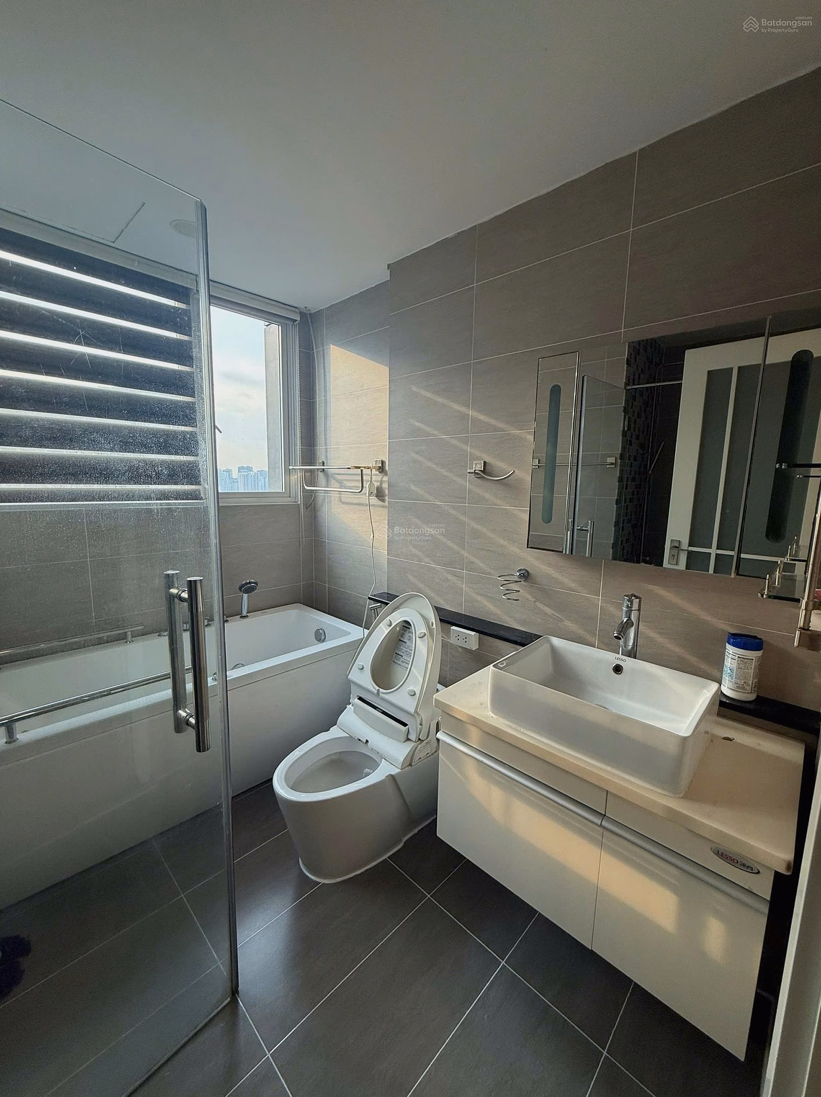 3-bedroom apartment for rent, 132m², fully furnished, new and beautiful, cool river view, price 33 million/month