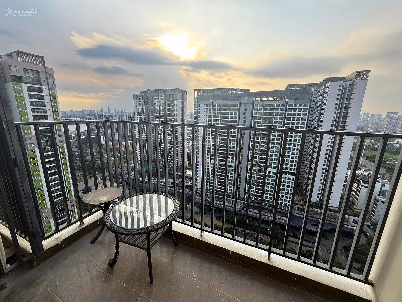 3-bedroom apartment for rent, 132m², fully furnished, new and beautiful, cool river view, price 33 million/month
