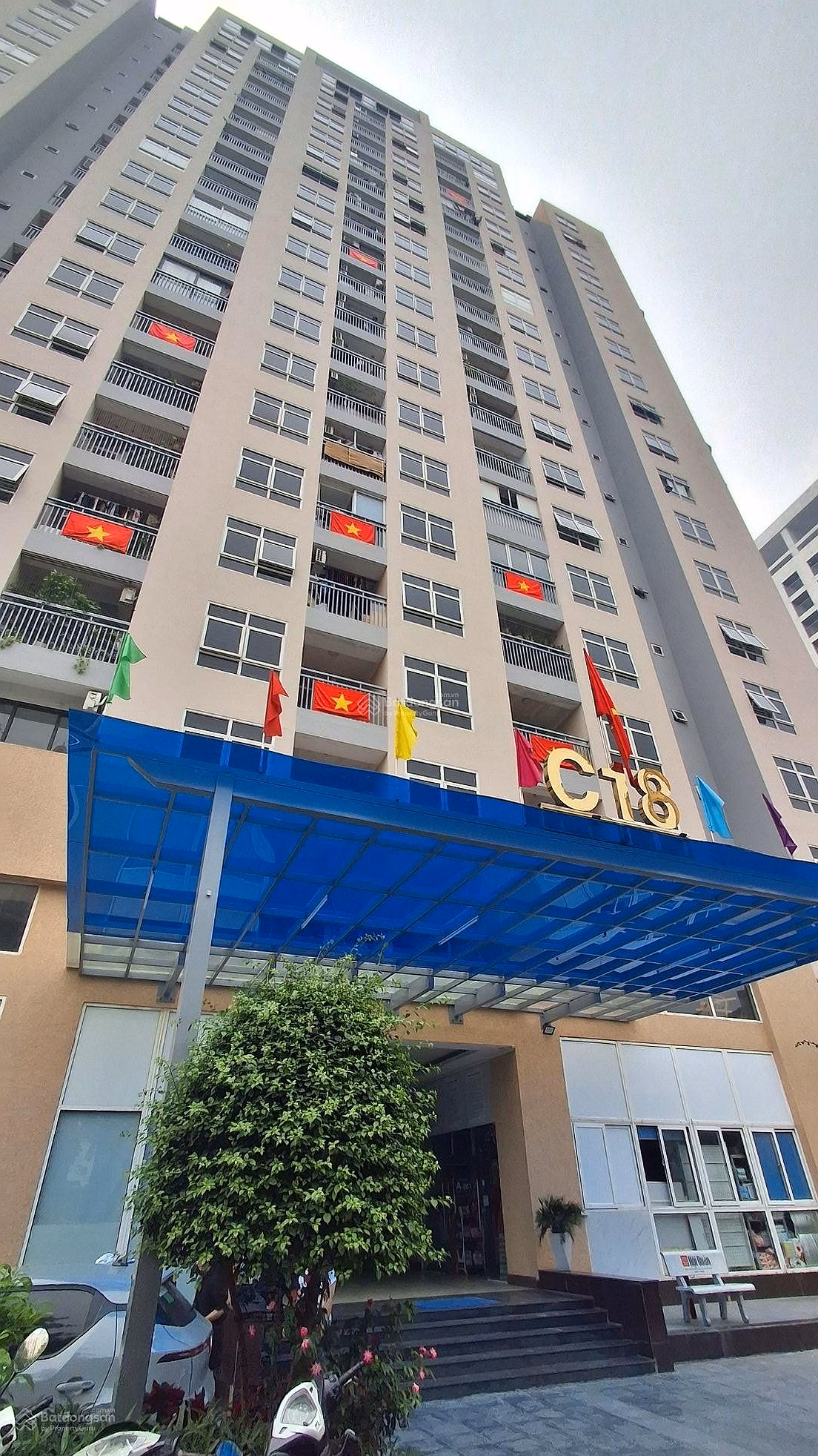 Selling apartment C18, Lac Long Quan, corner lot, 3 bedrooms, fully furnished