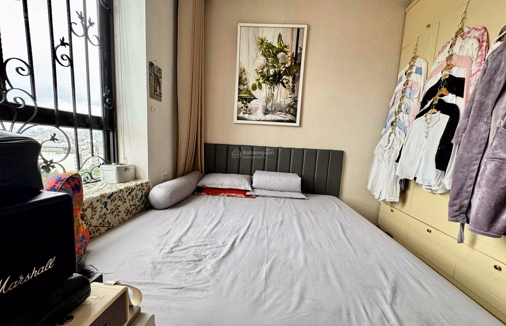 Selling apartment C18, Lac Long Quan, corner lot, 3 bedrooms, fully furnished