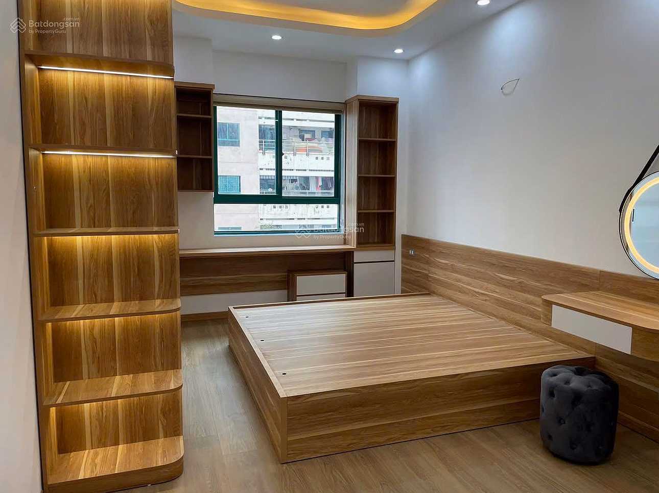 Urgent sale of Vimeco II Nguyen Chanh Apartment 2 bedrooms 2 bathrooms Area: 89m2 price 8 billion Contact: Hoa 0917 495 ***