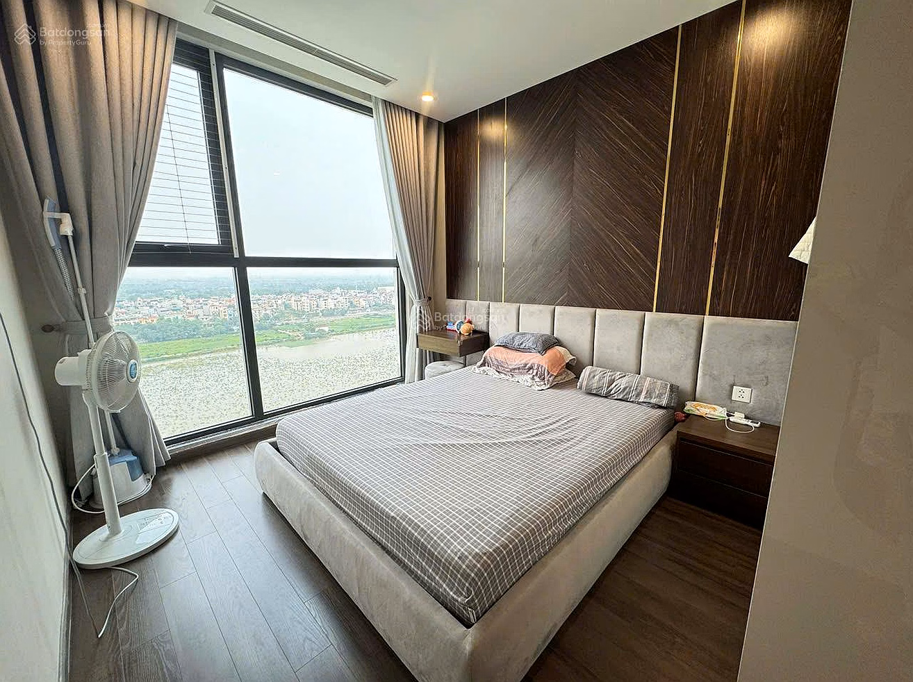 I need to urgently sell a 2BR, 2VS Corner apartment, high floor, cool view, good price at Vinhomes Symphony. Contact: 0972 092 ***
