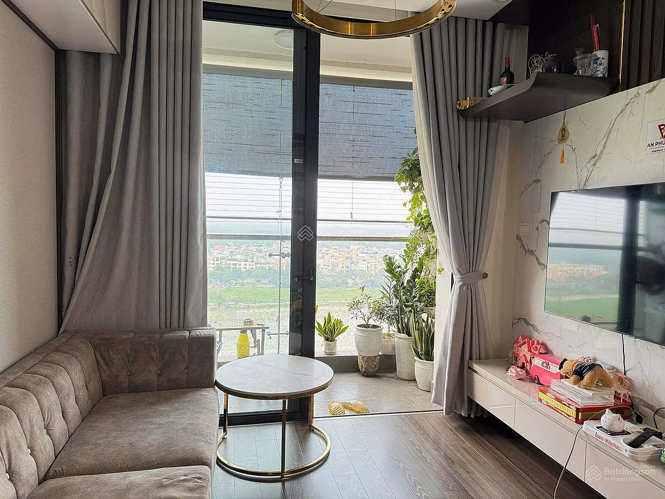 I need to urgently sell a 2BR, 2VS Corner apartment, high floor, cool view, good price at Vinhomes Symphony***