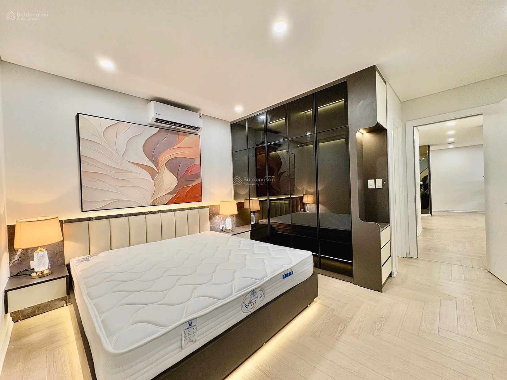 Owner sells 2 bedroom apartment to upgrade to 3 bedroom, area 70m2, price 5.5 billion, fully furnished as shown, price