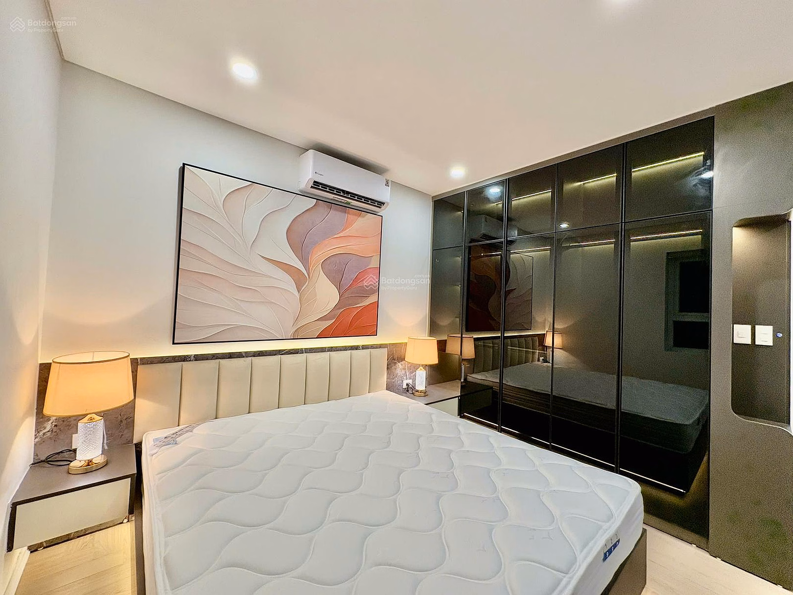 Owner sells 2 bedroom apartment to upgrade to 3 bedroom, area 70m2, price 5.5 billion, fully furnished as shown, price