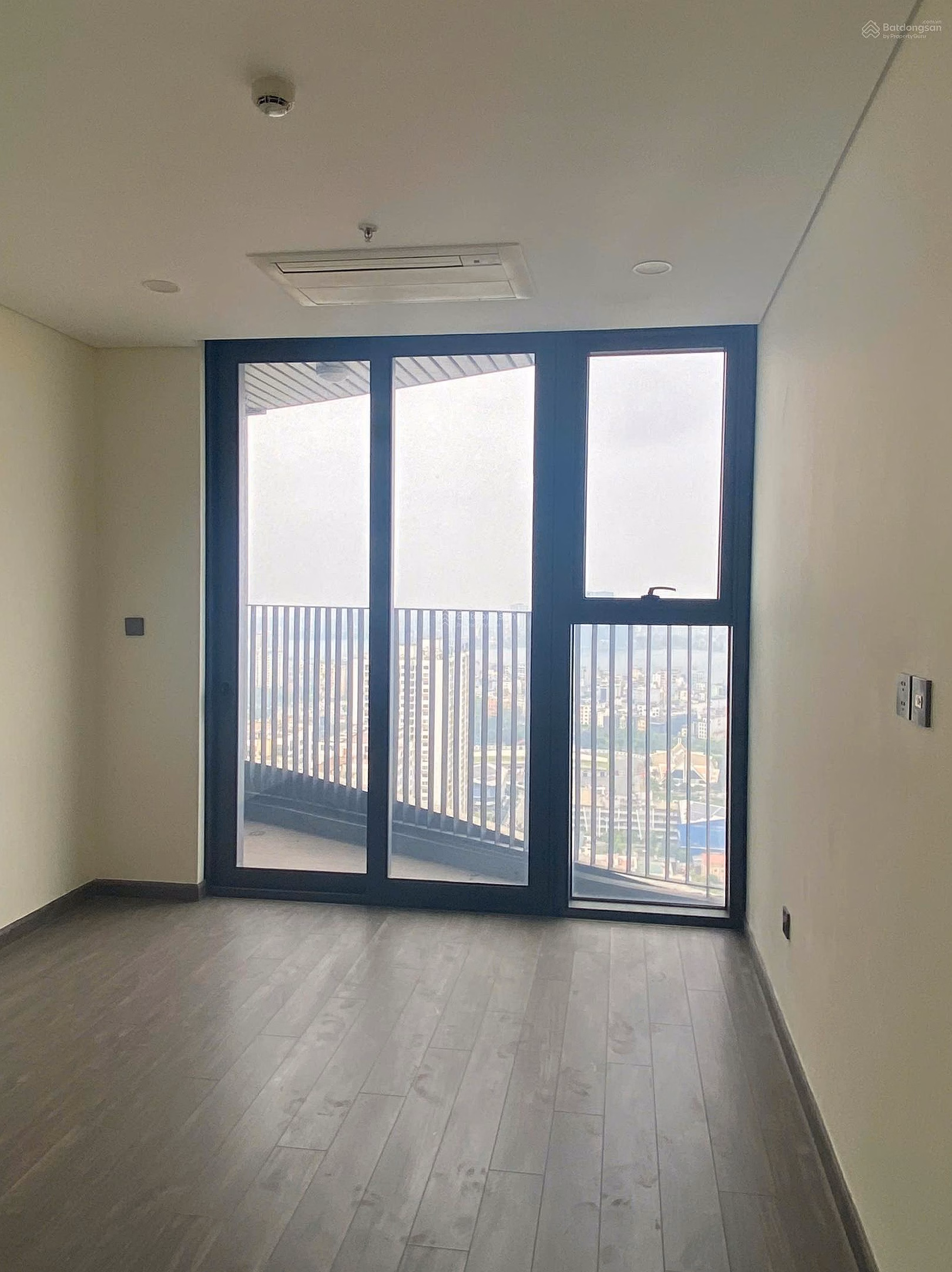 3 BR HIGH FLOOR APARTMENT FOR SALE - HAN JARDIN - READY CAR SLOT - BASIC FURNITURE - WEST LAKE VIEW - 0363 985 ***
