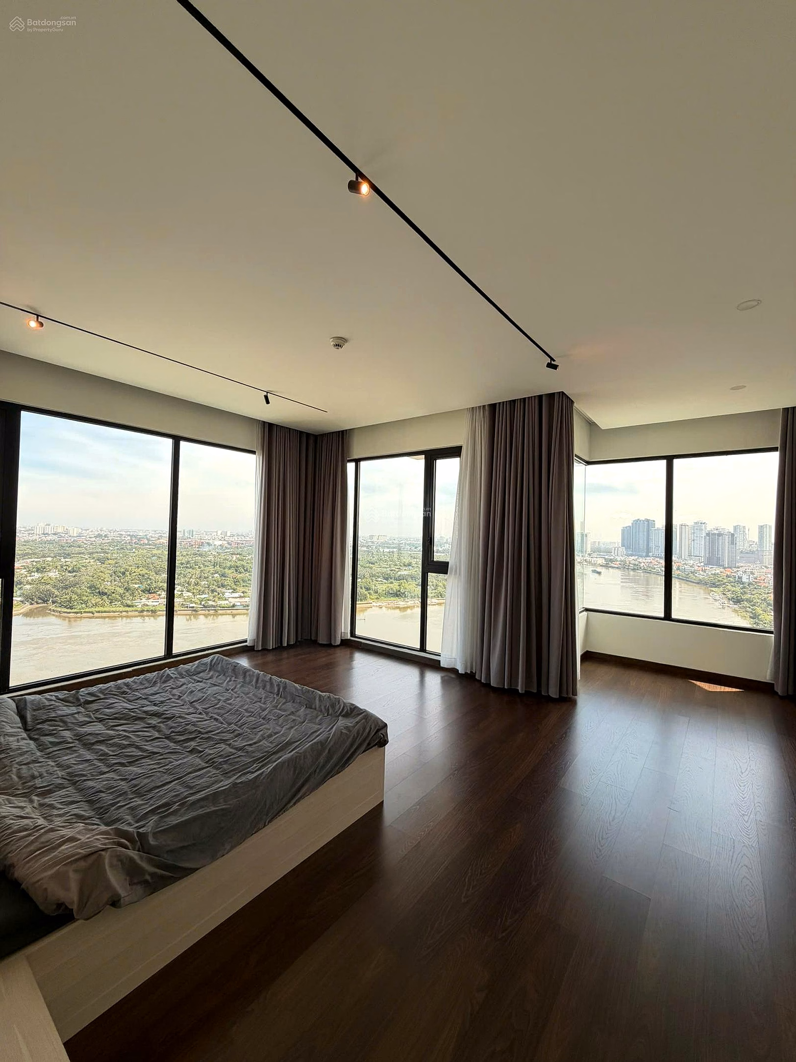 The owner returned home and transferred the D'Edge penthouse with a direct view of the quiet river, super view