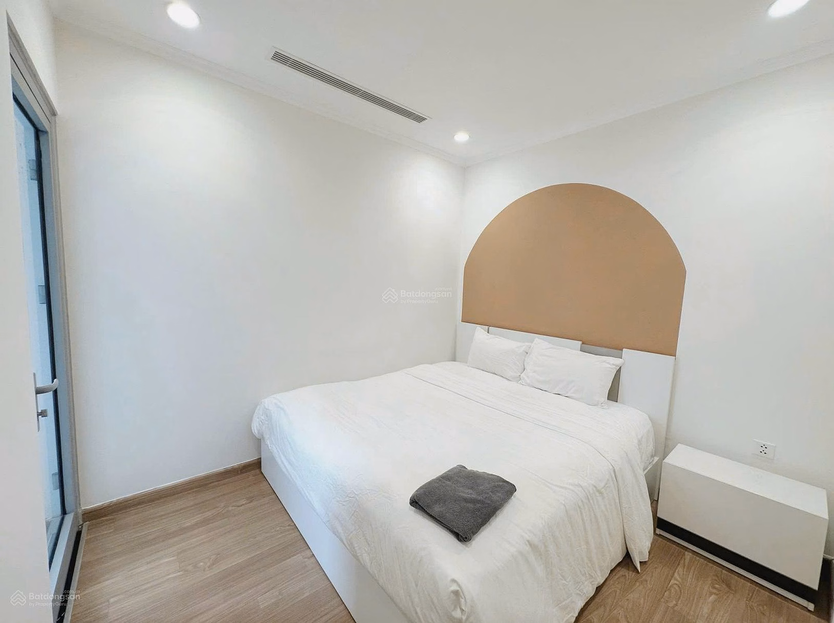 Selling 2-bedroom apartment - 76m2 in Park 12 building, full, only 9.1 billion, ready transaction book, receive housing immediately
