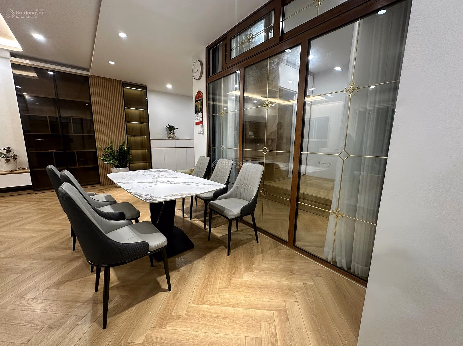 Apartment for sale with 3 bedrooms, 2 bathrooms at 71 Nguyen Chi Thanh, Dong Da, Hanoi, price 10.4 billion VND